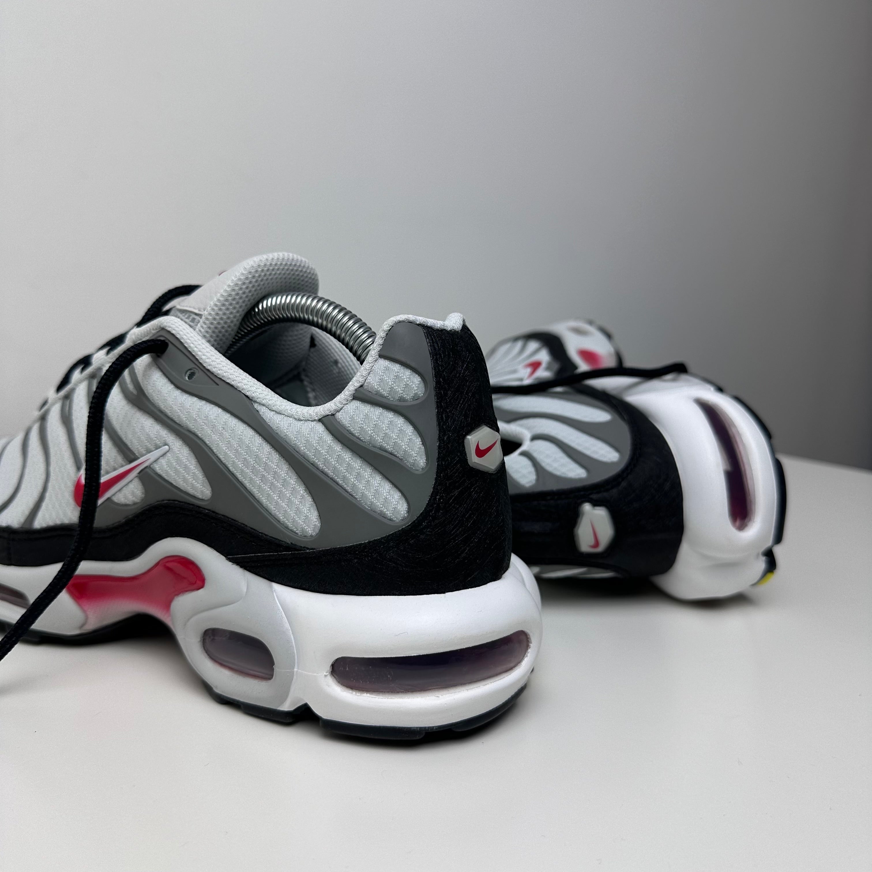 NIKE AIR MAX PLUS TN - SMOKE GREY / PHOTON RED
