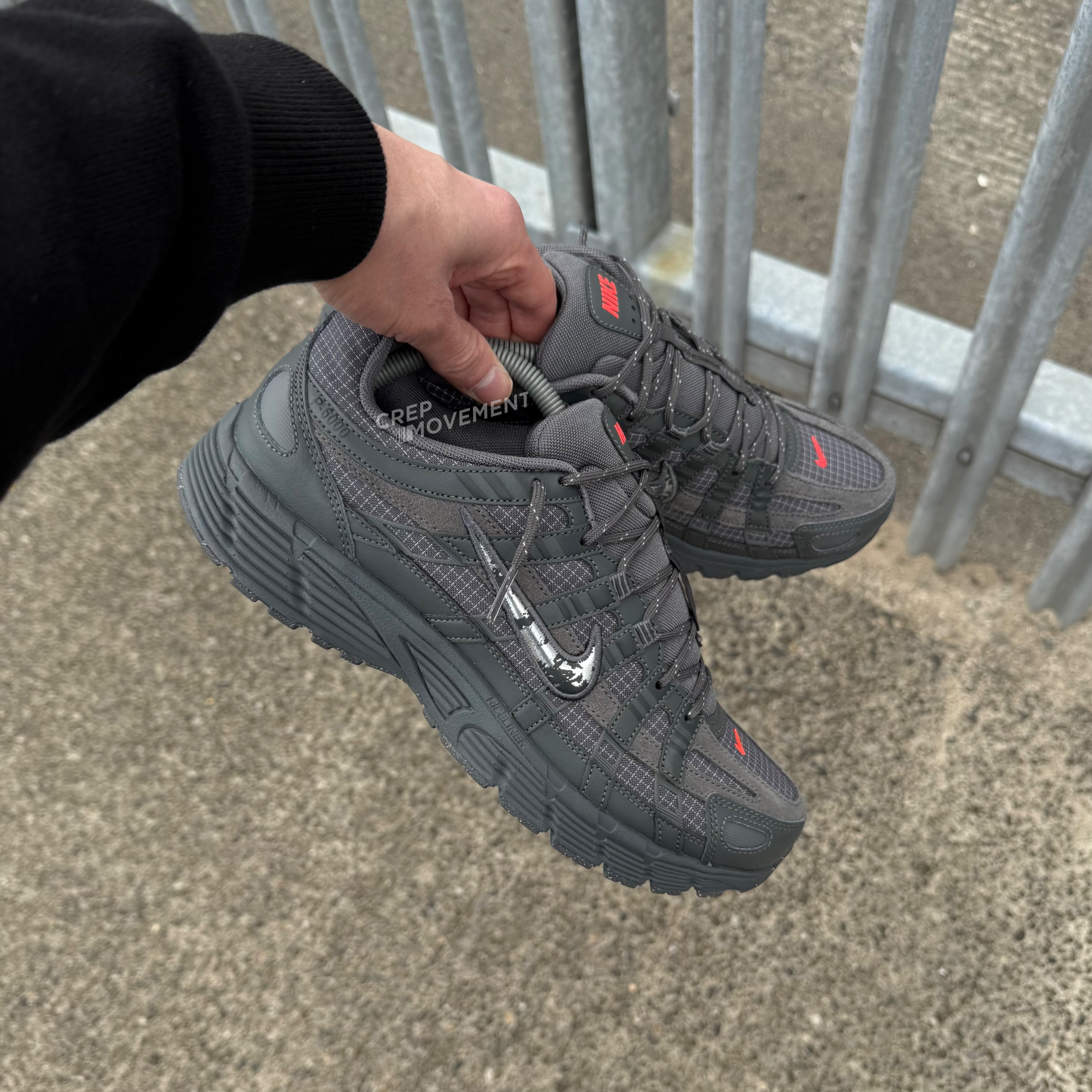 NIKE P-6000 PRM - STEEL GREY / CRIMSON