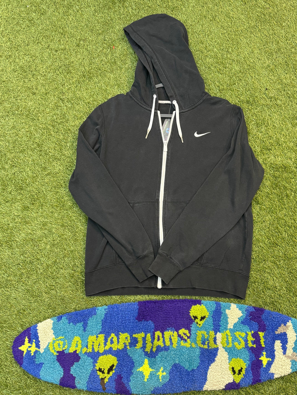 (Needs pics) Women’s Black Nike Zip Up Hoodie with no tag
