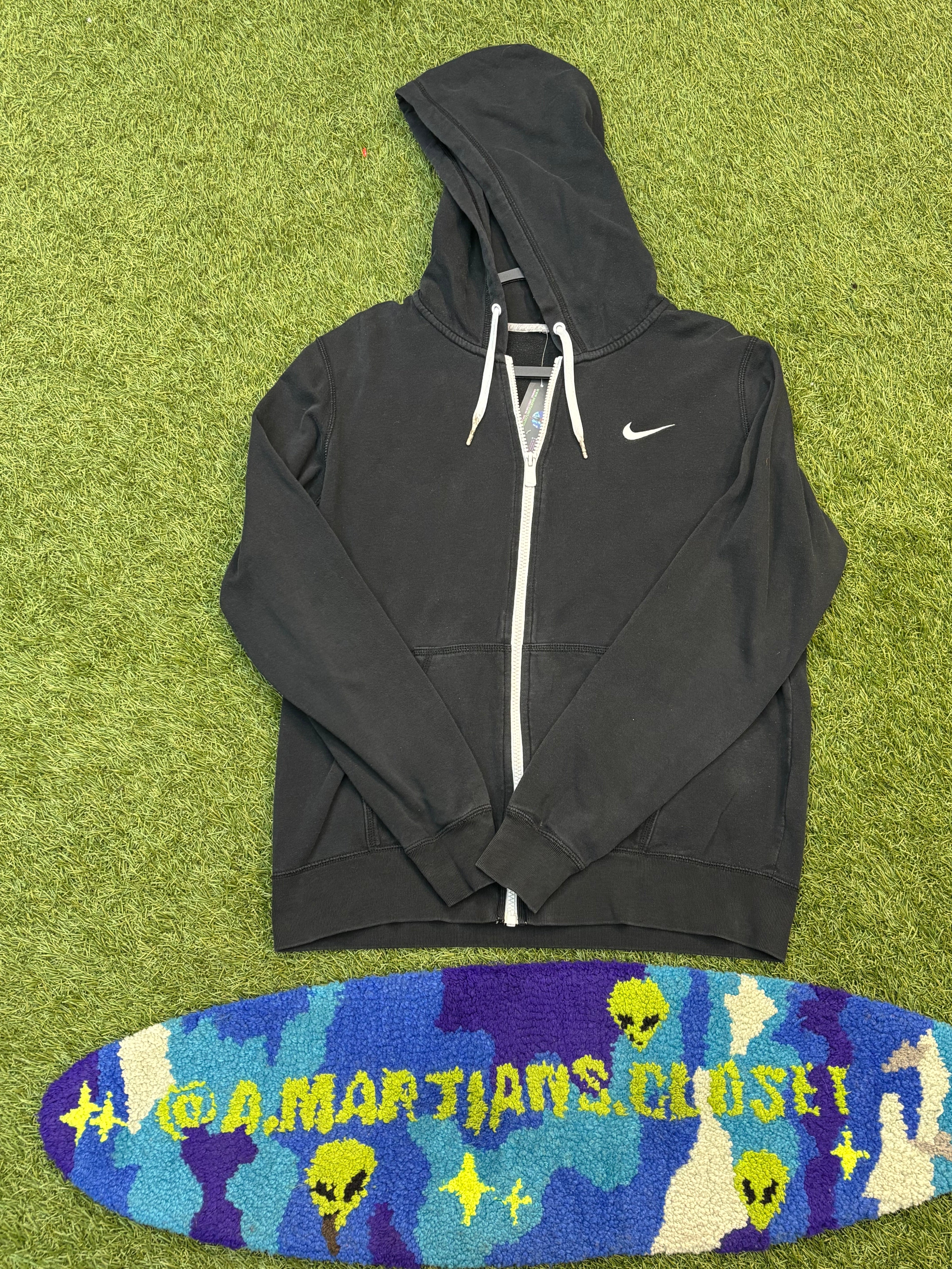 (Needs pics) Women’s Black Nike Zip Up Hoodie with no tag