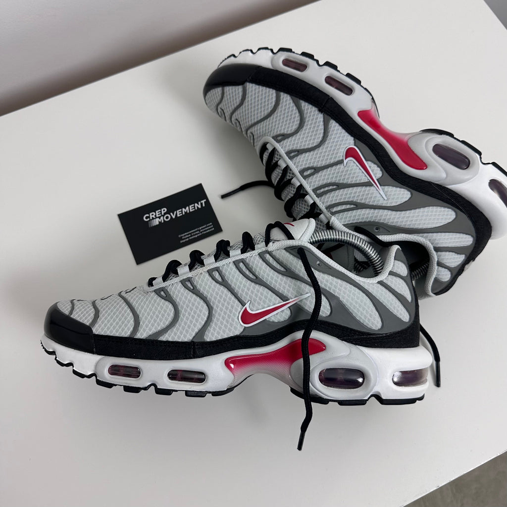 NIKE AIR MAX PLUS TN - SMOKE GREY / PHOTON RED