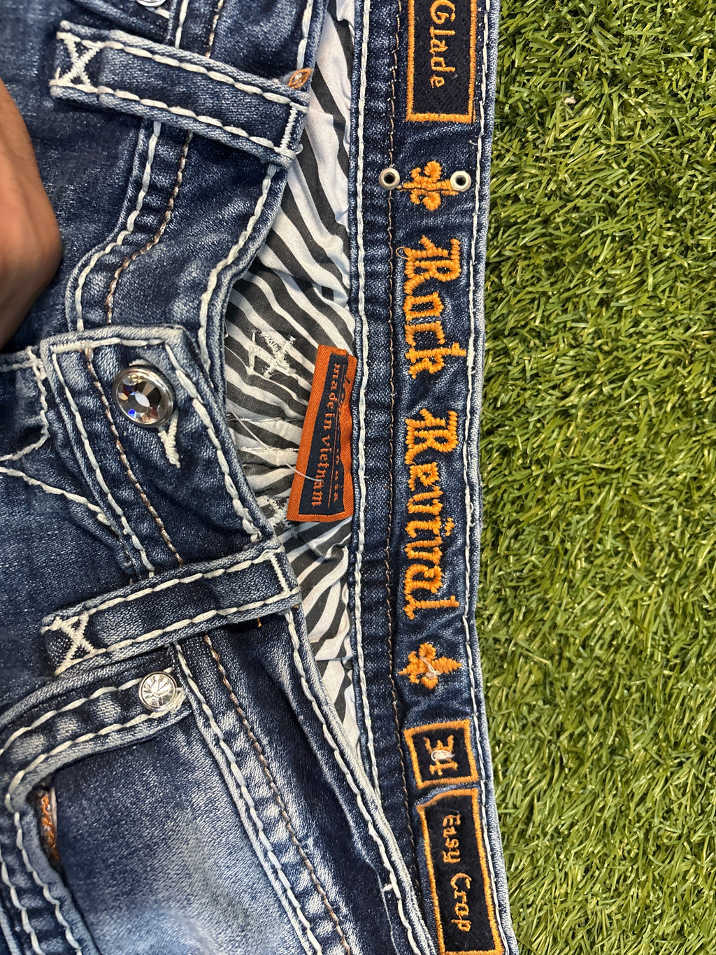 Woman’s Y2K rock revival cropped jeans