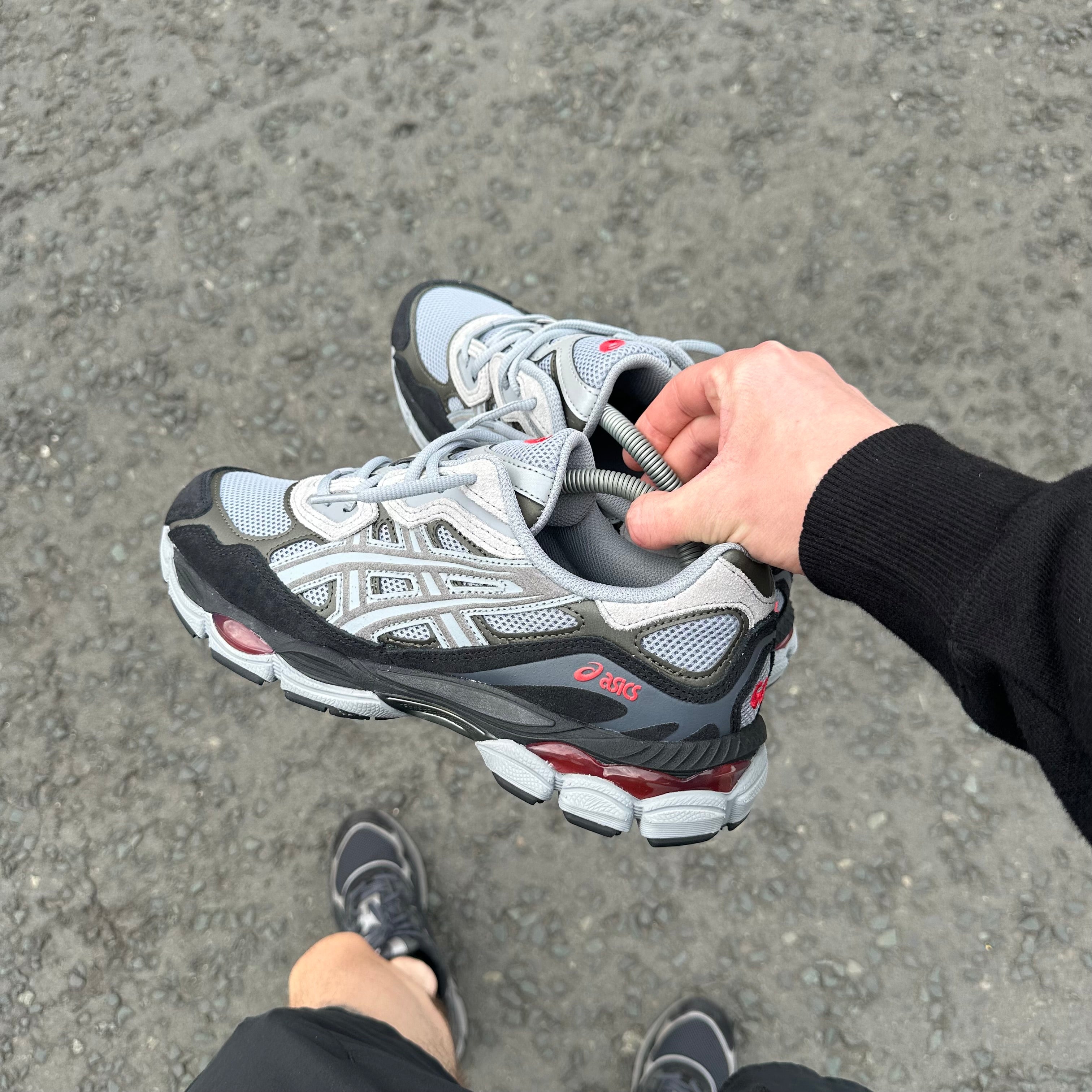 ASICS GEL NYC TRAINER - GRAVEL GREY / RED