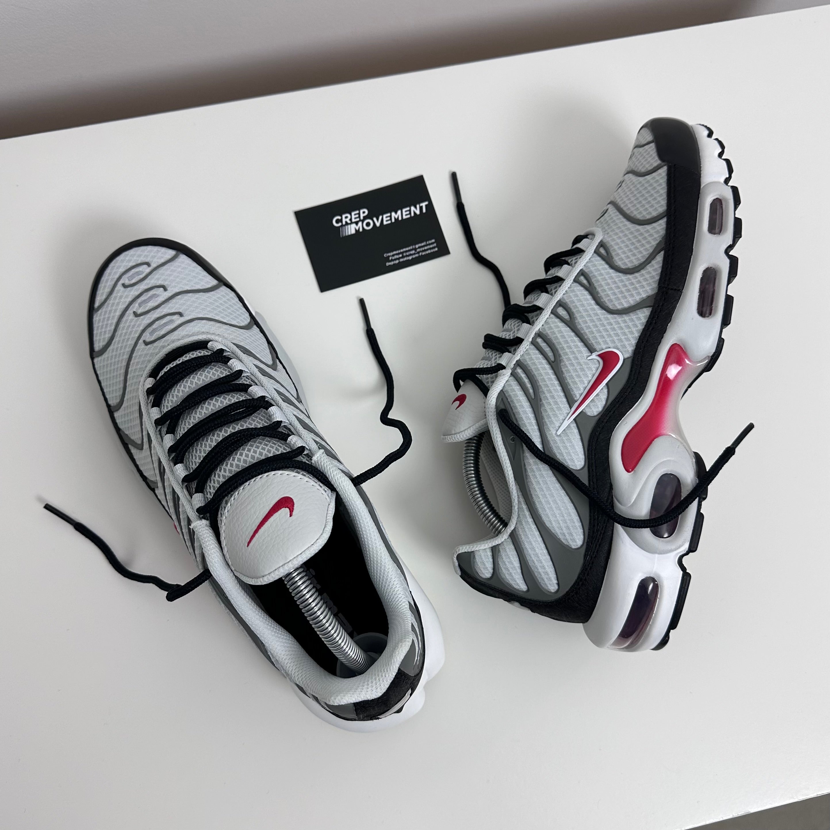 NIKE AIR MAX PLUS TN - SMOKE GREY / PHOTON RED
