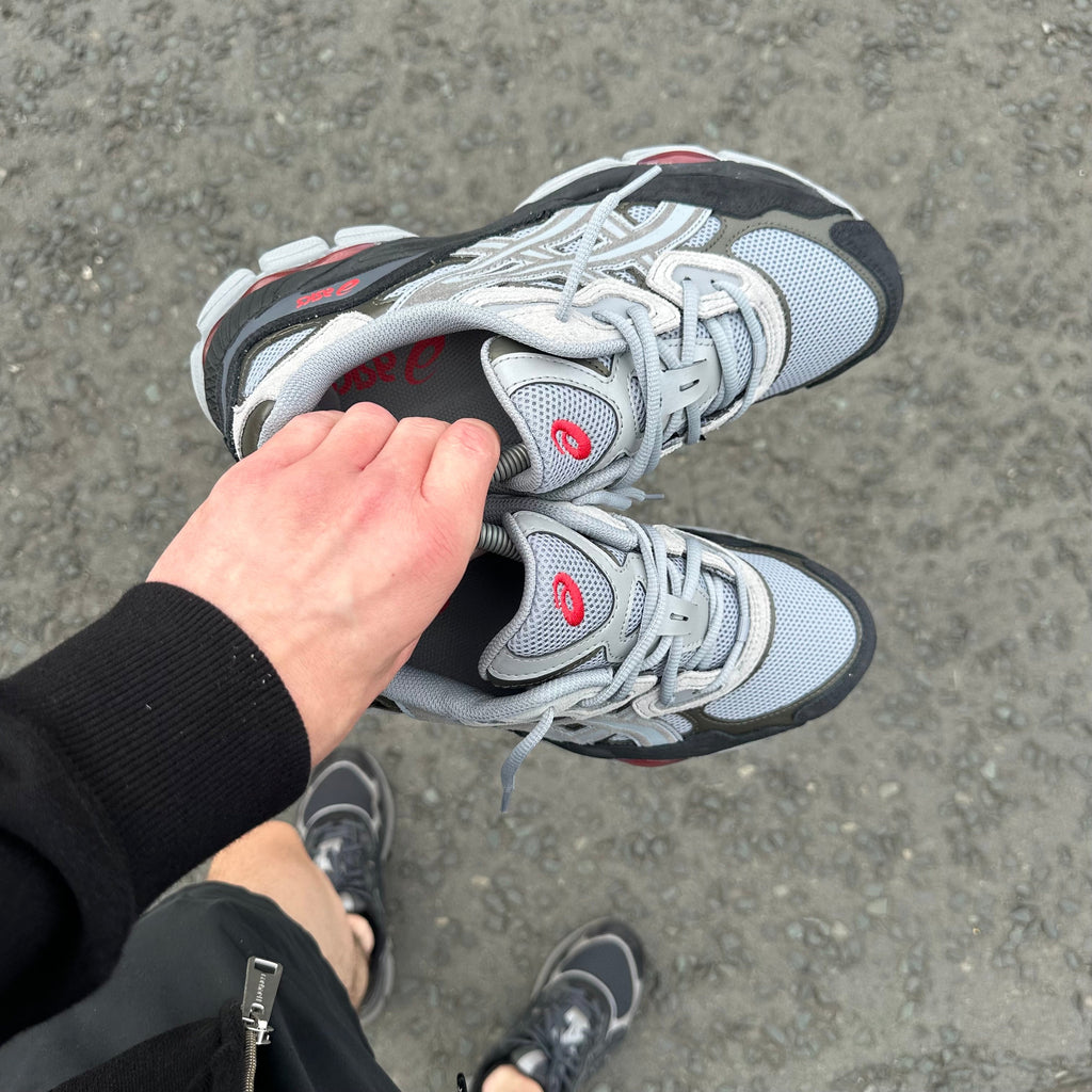 ASICS GEL NYC TRAINER - GRAVEL GREY / RED