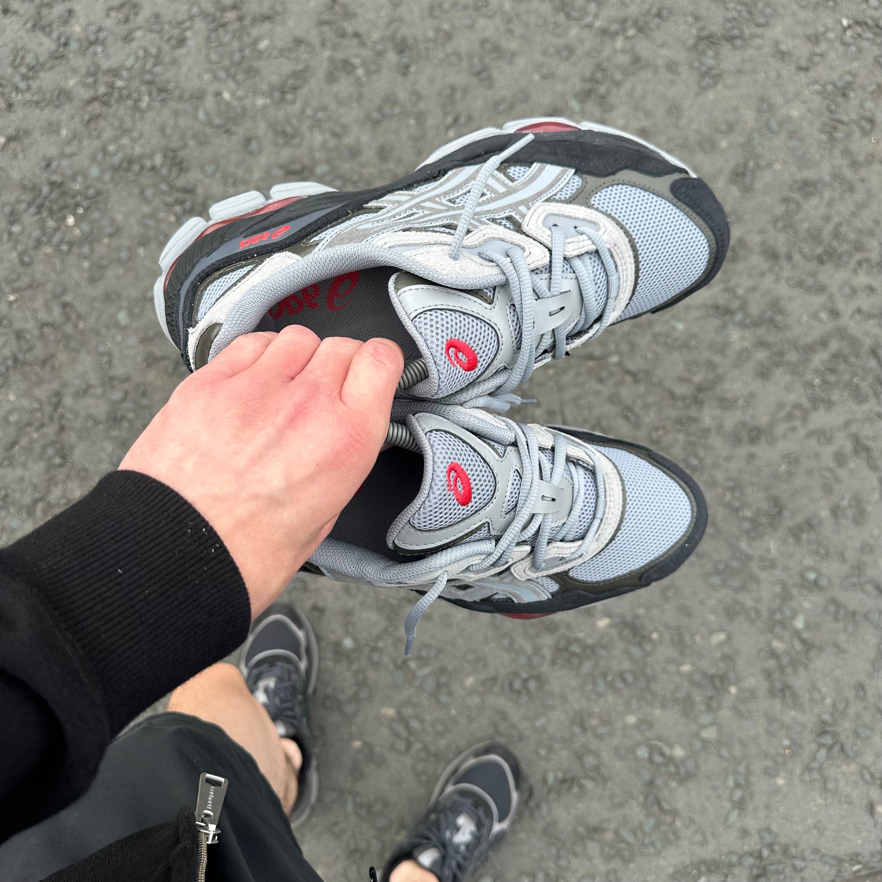 ASICS GEL NYC TRAINER - GRAVEL GREY / RED