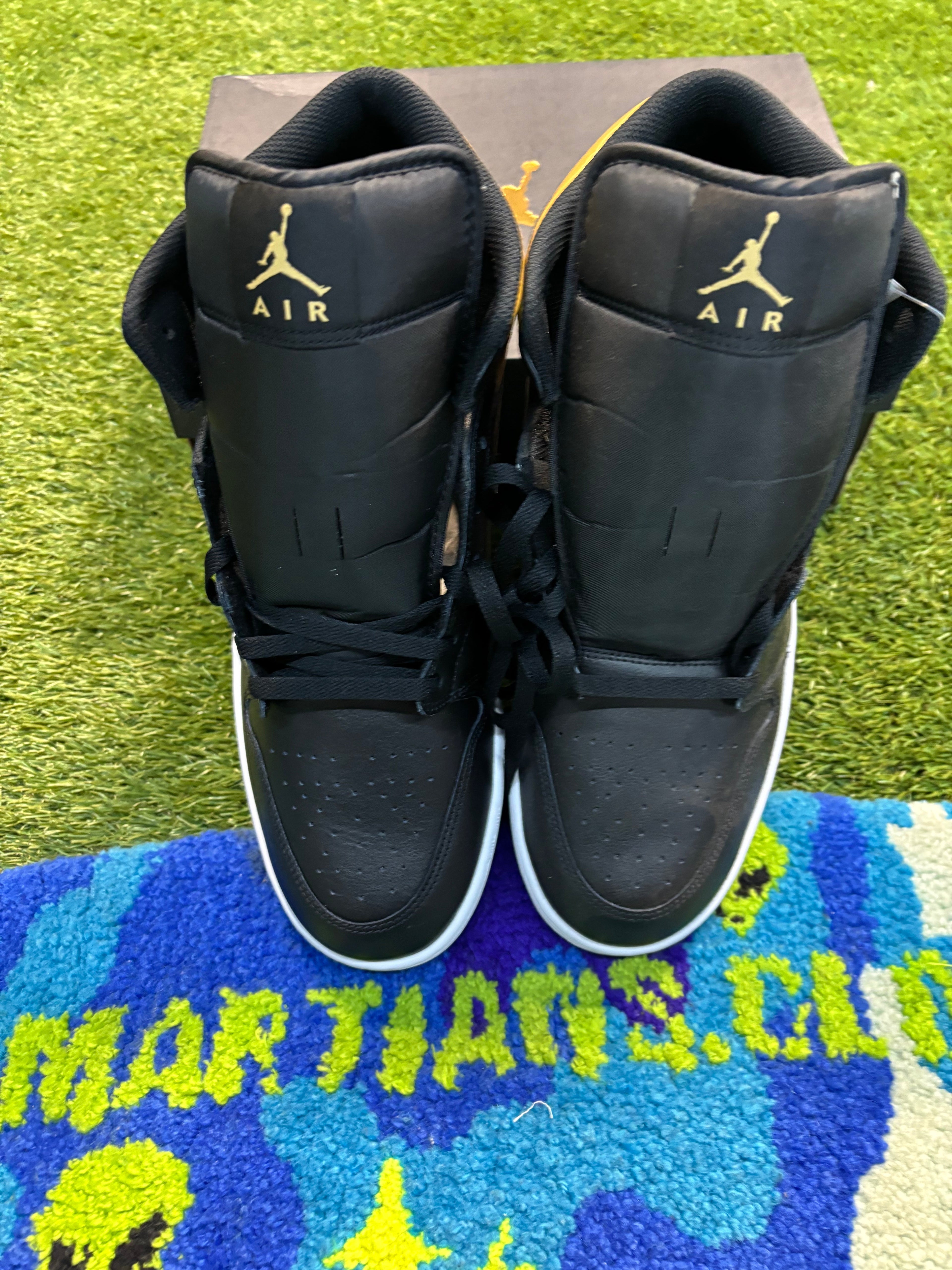 Air Jordan 1 Mid “Metallic Gold”