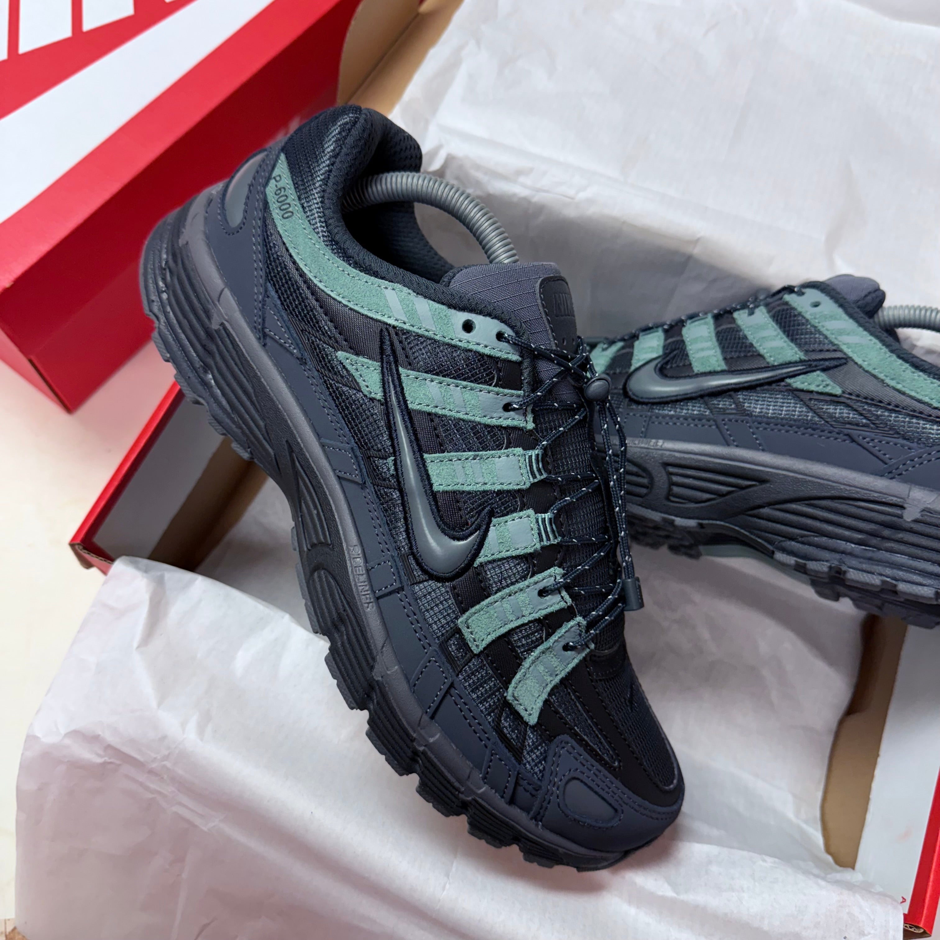 NIKE P-6000 - DARK SMOKE / CLAY GREEN