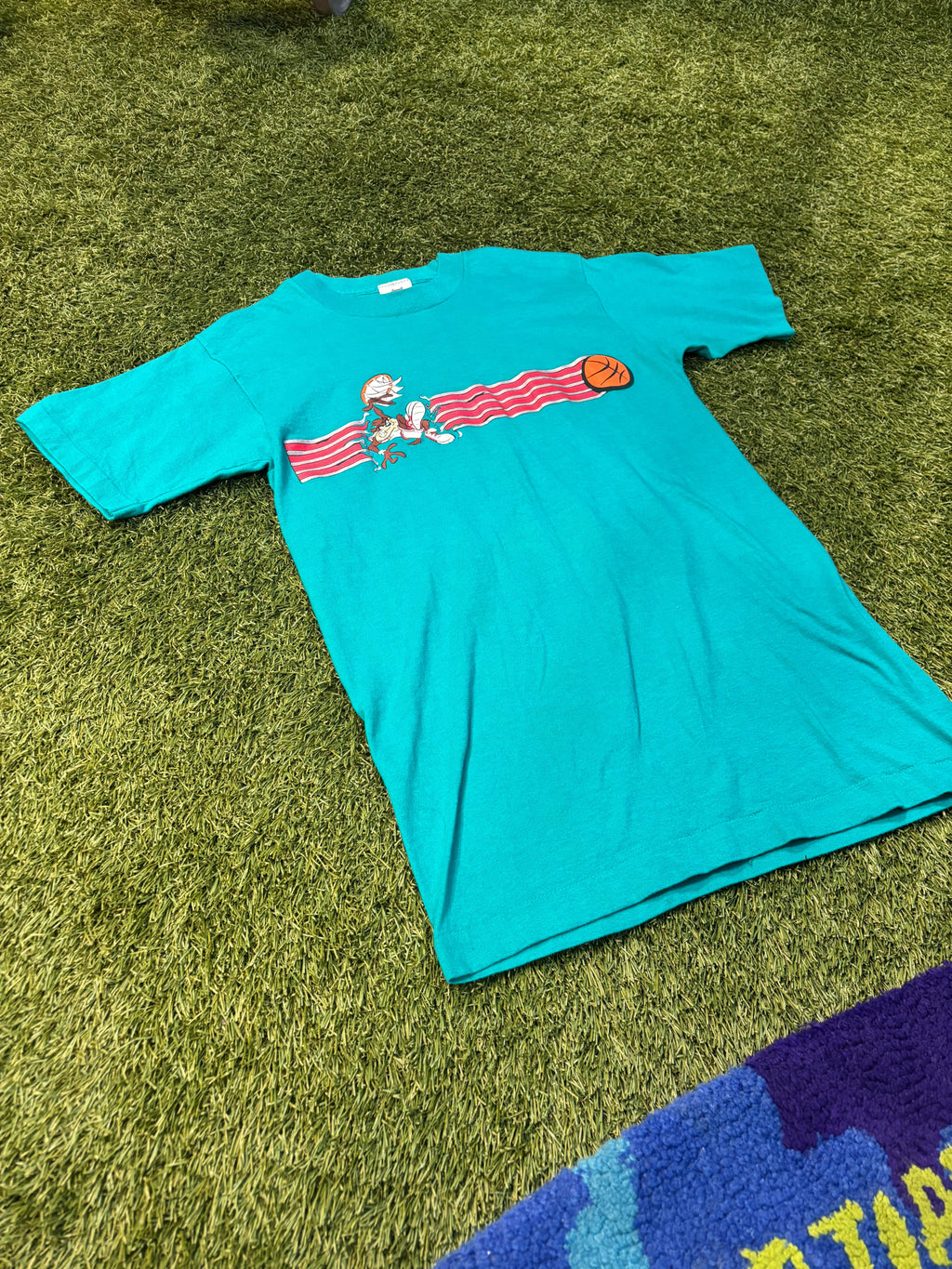 Vintage 1998 Looney Tunes Tasmanian Devil Basketball Tee