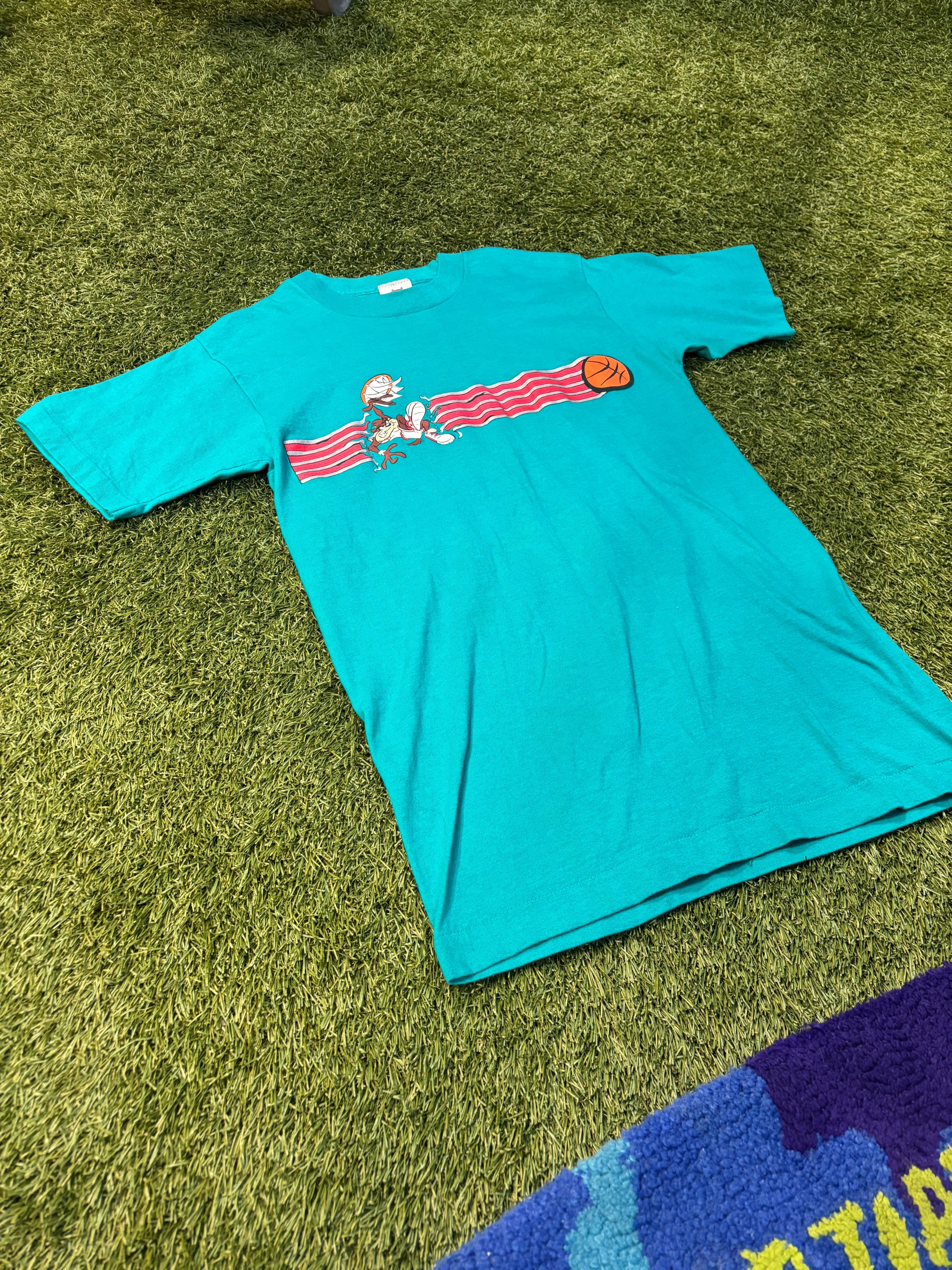 Vintage 1998 Looney Tunes Tasmanian Devil Basketball Tee