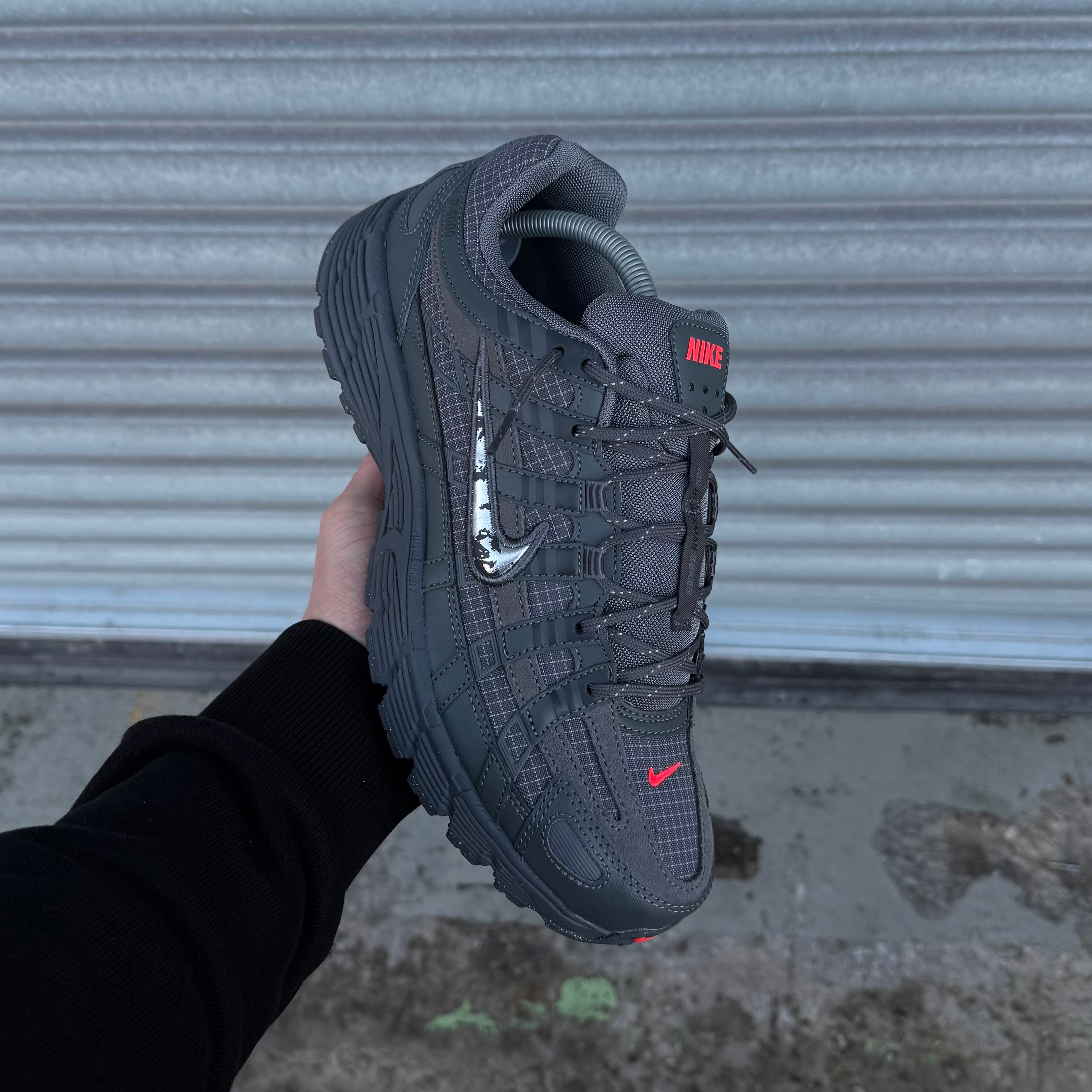 NIKE P-6000 PRM - STEEL GREY / CRIMSON