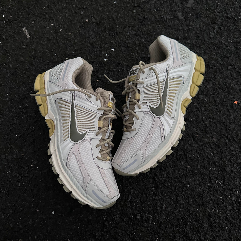 NIKE VOMERO 5 - BONE / OLIVE