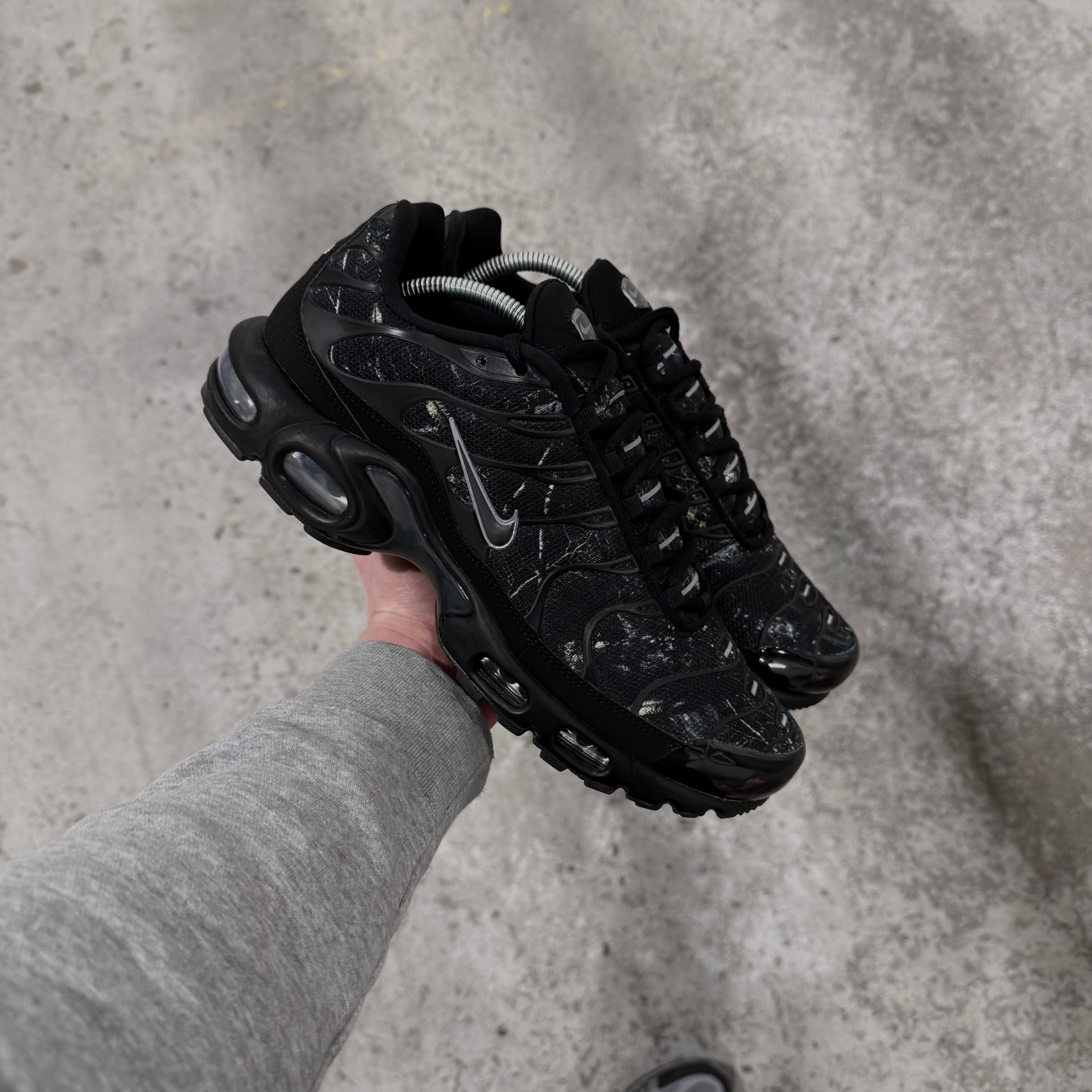 NIKE AIR MAX PLUS TN - DARK SMOKE CAMO