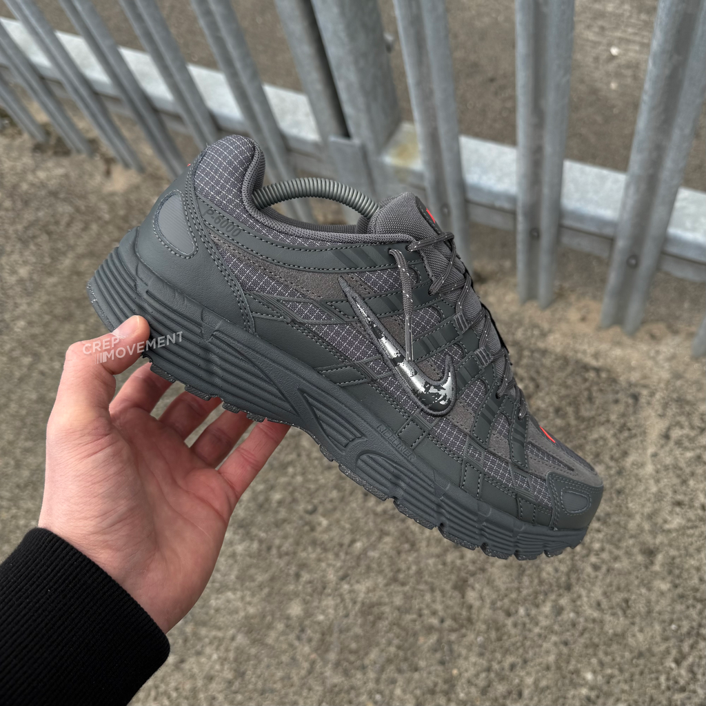 NIKE P-6000 PRM - STEEL GREY / CRIMSON