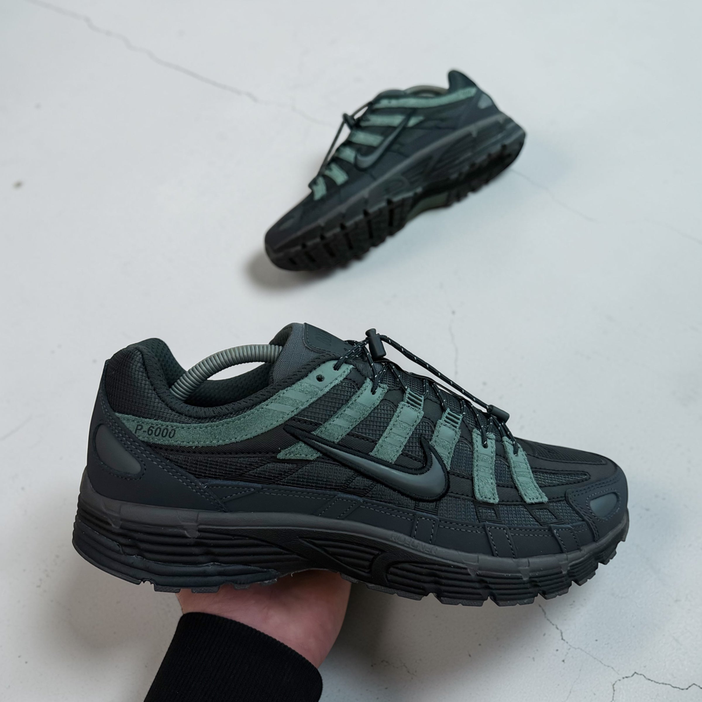 NIKE P-6000 - DARK SMOKE / CLAY GREEN
